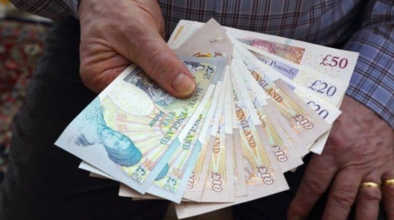 Общество: Уборщик нашел £300 тыс. наличными в лондонском автобусе и отнес их в полицию