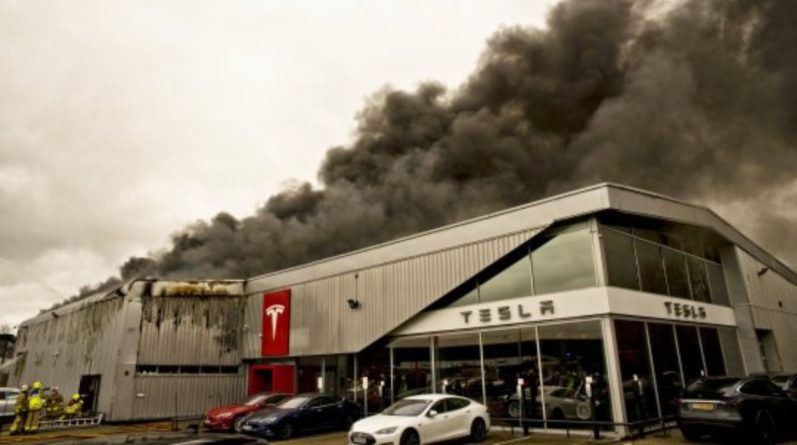 Происшествия: Пожар в британском автосалоне Тесла (видео)