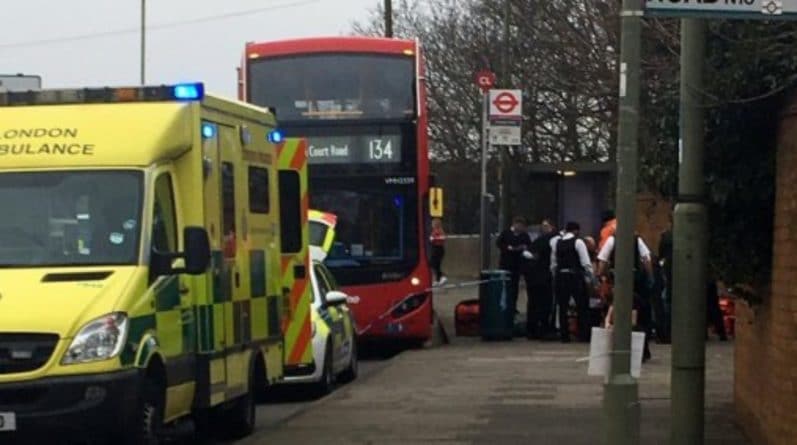 Происшествия: Подростка подрезали в автобус на севере Лондона