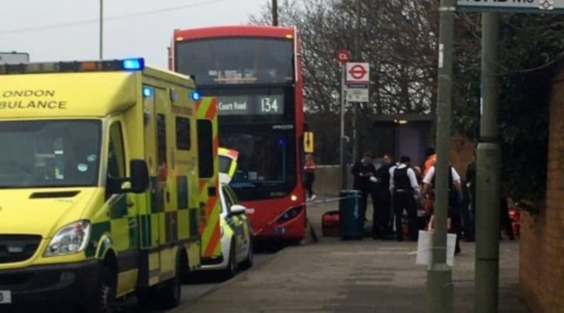 Происшествия: Подростка подрезали в автобус на севере Лондона