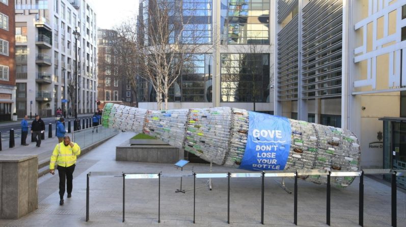 Популярное: Зеленые прокатили по Лондону 9-метровую пластиковую бутылку, чтобы достучаться до министра окружающей среды
