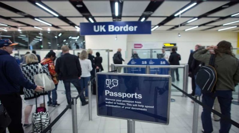 Общество: Конец эры миграционных карт в аэропортах приведет к росту очередей возле турникетов E-Gate