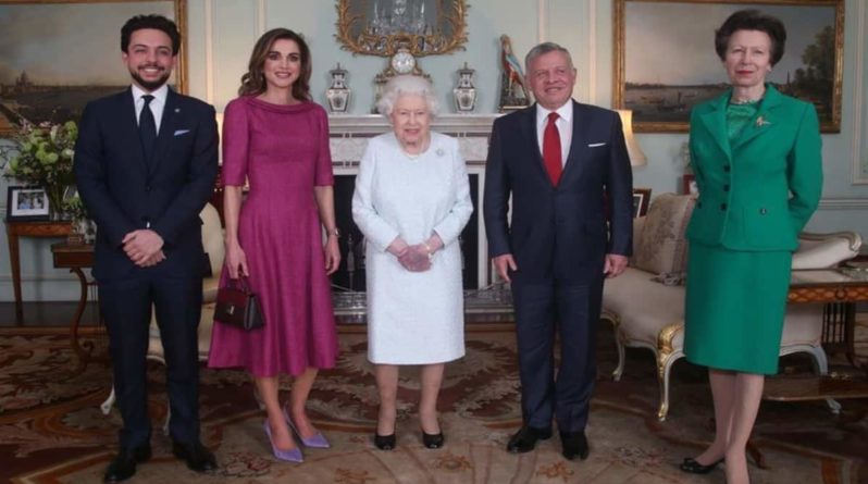 Здоровье и красота: Врачи объяснили появление синяка на руке королевы Елизаветы II