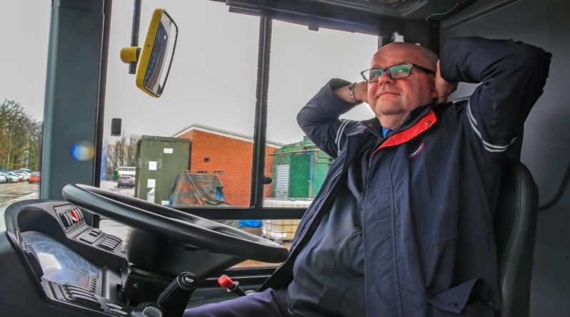 Общество: Первый в Британии полноразмерный беспилотный автобус использует радар, оптические камеры и ультразвук, чтобы избежать аварий