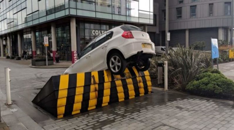 Общество: За одно утро на автоматическом барьере в MediaCity в Большом Манчестере попались 2 машины