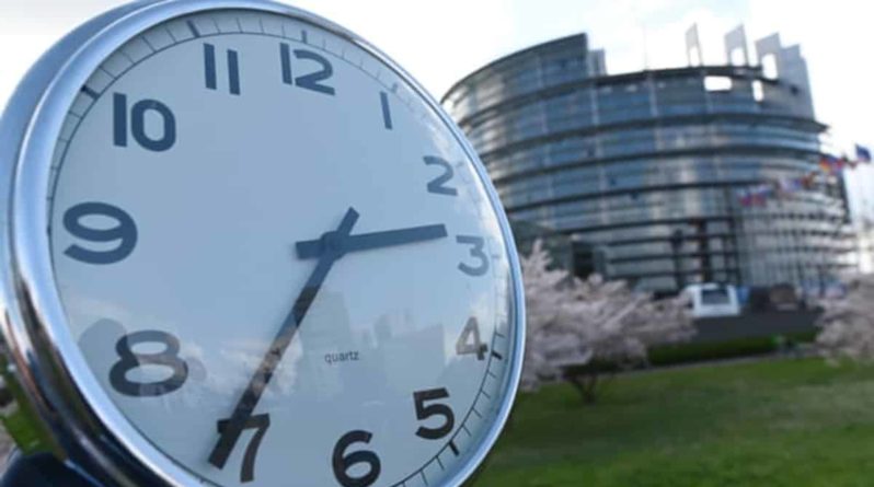 Общество: Перевод часов: Европарламент проголосовал за отказ от этой практики
