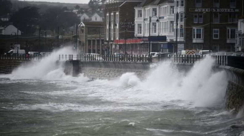 Погода: Погода в Британии: шторм Фрея разогнался до 90 миль в час и привел к хаосу на дорогах и наводнениям