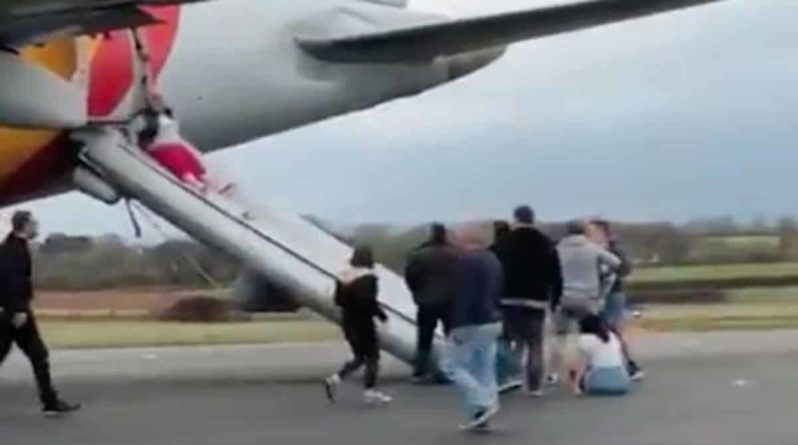 Общество: Пассажиров эвакуировали из самолета Flybe по аварийным трапам после взрыва и появления дыма в кабине
