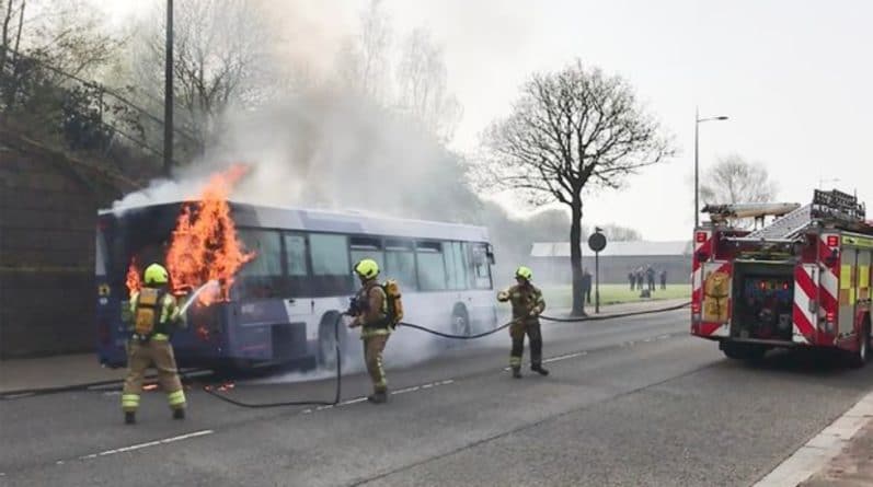 Происшествия: Водитель-супергерой спас испуганных детей, когда загорелся автобус