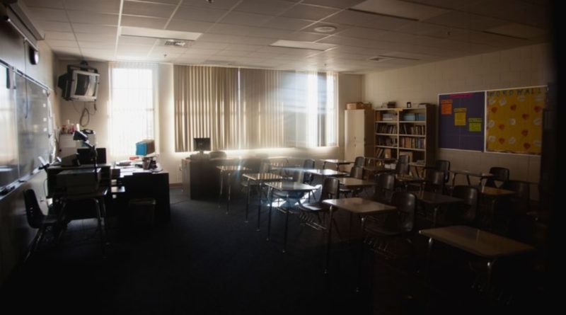 Общество: Бедная школа вынуждена раз в неделю выключать свет и учить детей в темноте