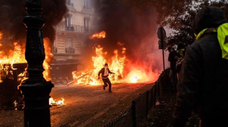 В мире: Демонстранты желтые жилеты устроили пожар в центре Парижа