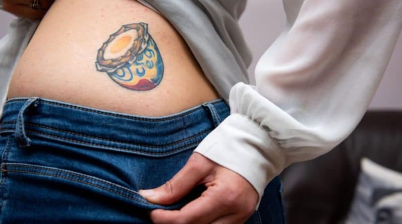 Общество: Фанатка сладостей Creme Egg сделал себе татуировку на спине