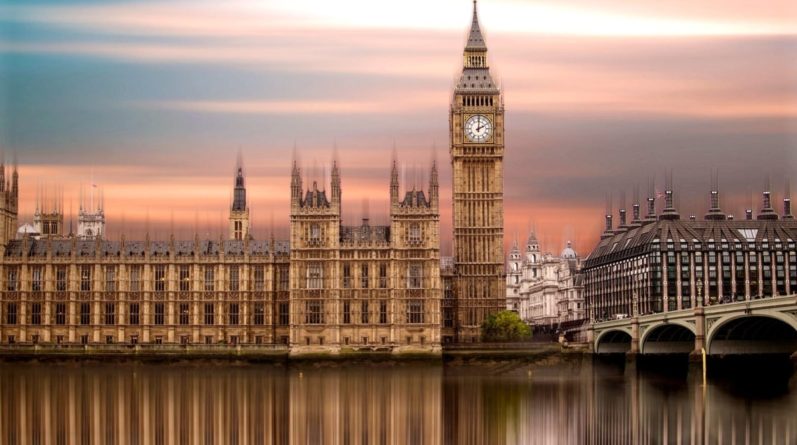 Общество: В Великобритании опасаются, что Вестминстерский дворец ожидает та же участь, что и Нотр-Дам
