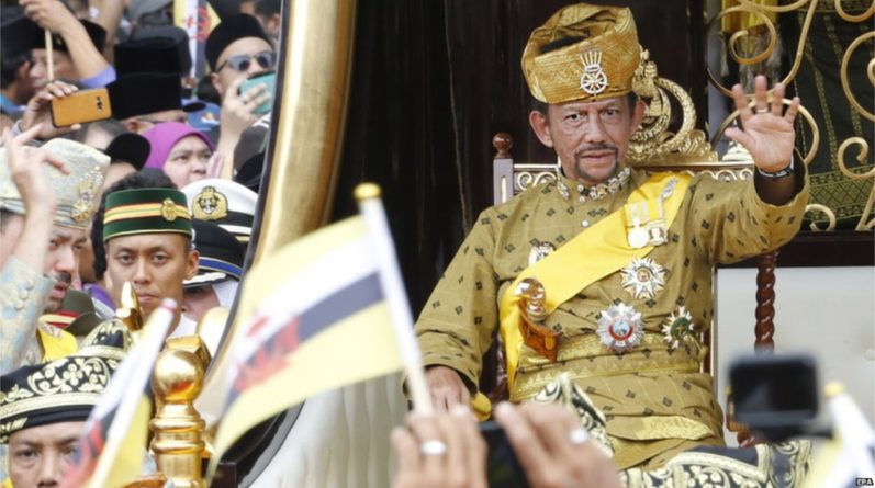 В мире: Султан Брунея ввел смертную казнь за гомосексуализм