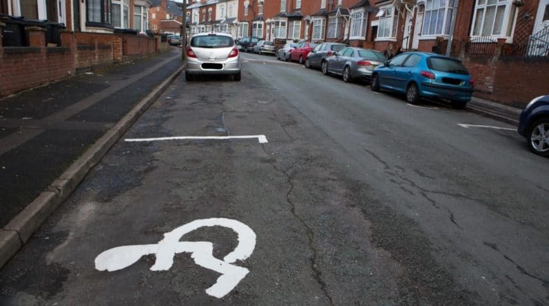 Общество: Жители Бирмингема рисуют знак "для инвалидов", обеспечивая себе парковочные места