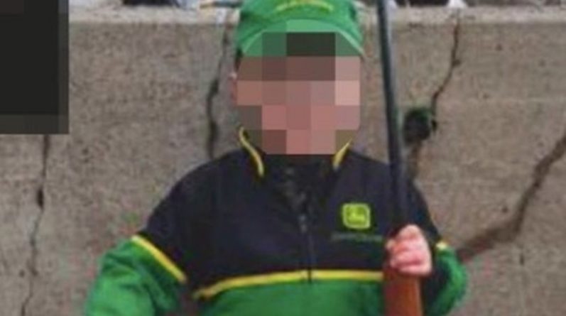 Общество: Отца раскритиковали за публикацию фото 4-летнего ребенка с ружьем и мертвым попугаем