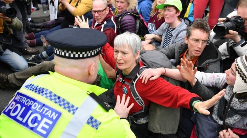 Общество: Около 300 протестующих, заблокировавших движение в центре Лондона, были арестованы