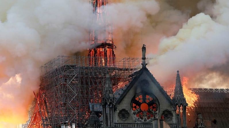 В мире: Пожар Нотр-Дам: Эмманюэль Макрон обещает восстановить собор в течение пяти лет