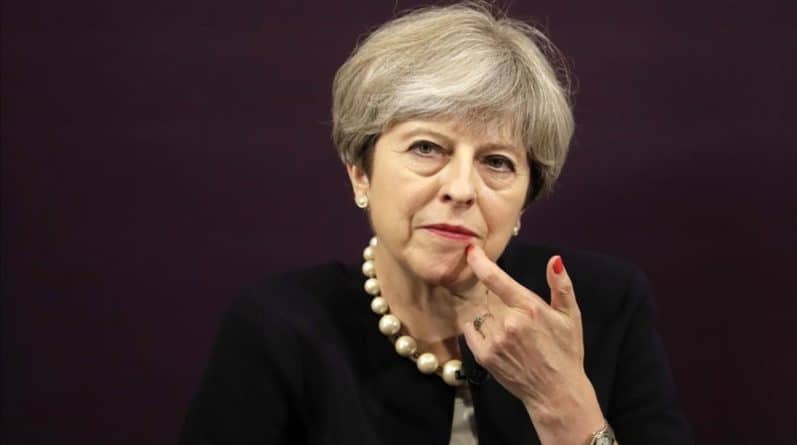 В мире: Парламент и королева Великобритании одобрили отсрочку Brexit без соглашения