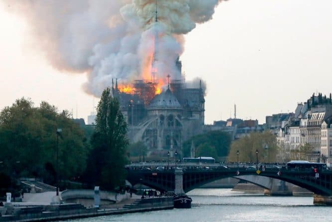 В мире: В Париже горит собор Нотр-Дам