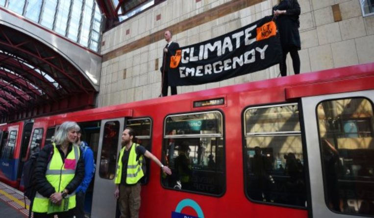 Общество: После того как на ж/д станциях ограничили доступ к Wi-Fi, протестующие против изменения климата приклеили себя к поезду