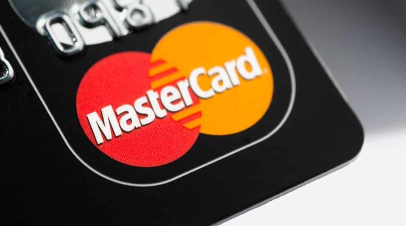Общество: Практически каждый взрослый в Британии имеет право на £300 от Mastercard, и вот почему
