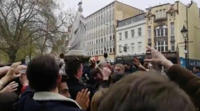Общество: Полиции пришлось вмешаться, когда раздача бесплатных бургеров в Бристоле пошла не по плану