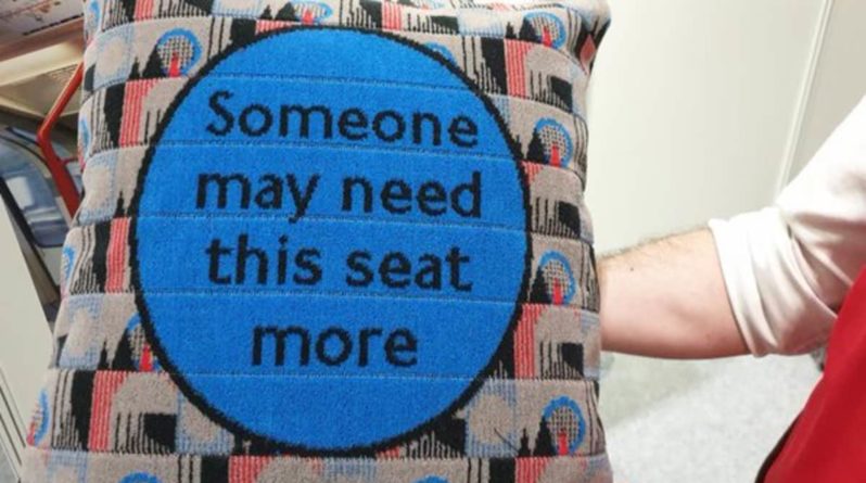 Общество: В метрополитене Лондона появятся новые чехлы для приоритетных сидений