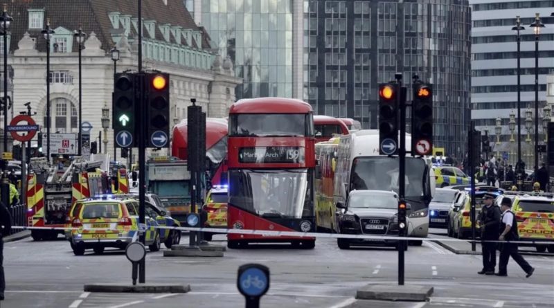 Около Банка Англии обнаружены два подозрительных пакета, они, по заявлениям полиции, безопасные 06042019 Общество: Около Банка Англии обнаружены два подозрительных пакета, они, по заявлениям полиции, безопасные
