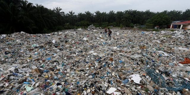 Общество: Малайзия хочет вернуть 3300 тонн мусора в США, Великобританию, Канаду и Австралию