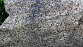 Общество: Таинственная надпись на камне в Бретани. Разгадавшему обещают награду
