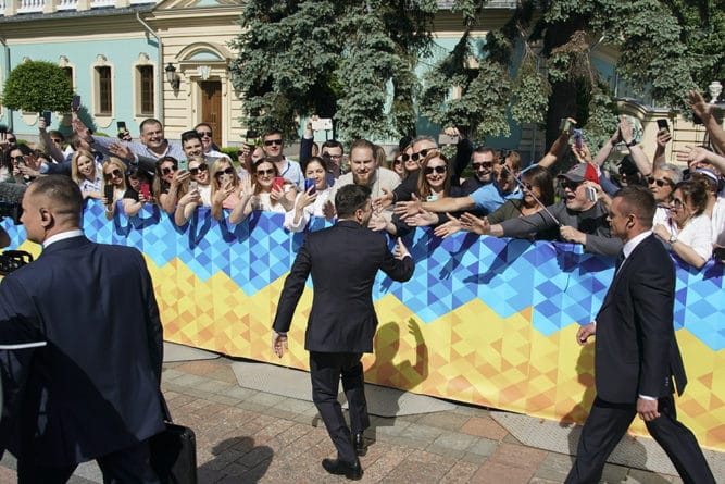 Общество: Владимир Зеленский официально вступил в должность президента Украины