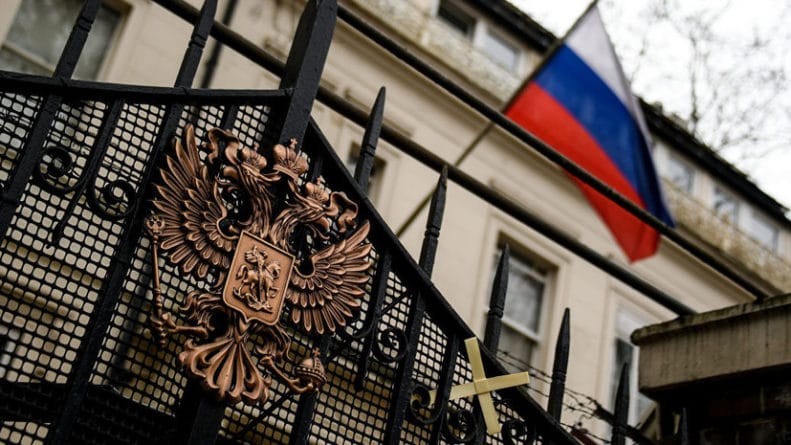 Политика: Посольство России выразило несогласие с политикой Лондона по Венесуэле