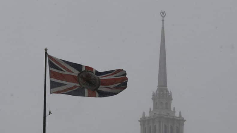 Политика: Советник премьера Британии посетит Москву на следующей неделе