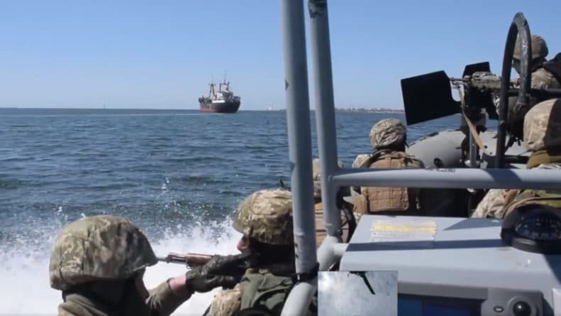 Общество: Украинские военные отработали захват судов в открытом море