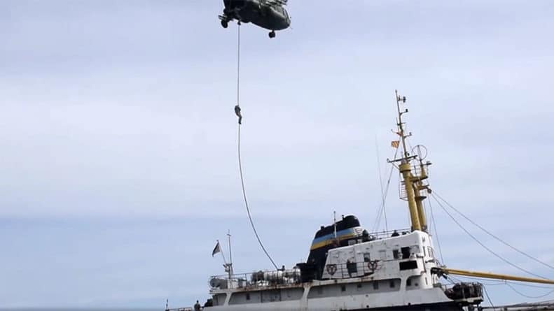 Общество: Абордаж «условного противника»: Украина провела учения по захвату кораблей в открытом море