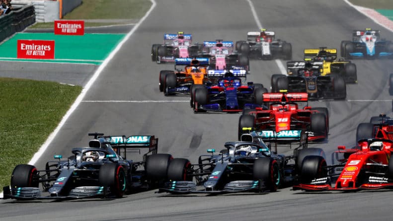 Общество: Пилоты Mercedes установили рекорд по числу победных дублей подряд в «Формуле-1»