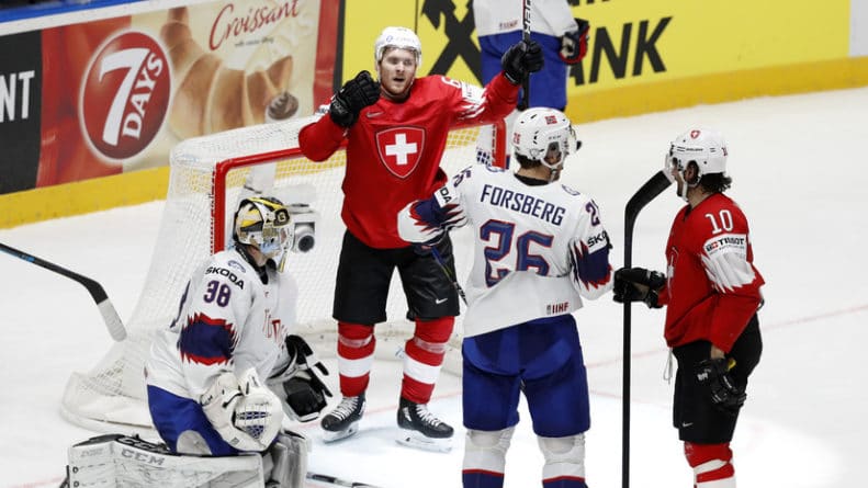 Общество: Сборная Швейцарии победила норвежцев на хоккейном чемпионате мира
