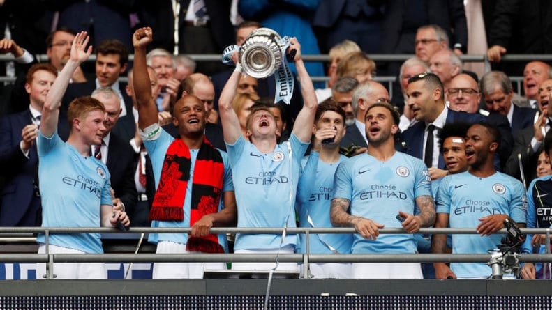 Общество: «Уфа» поздравила футболиста «Манчестер Сити» Зинченко с победой в Кубке Англии
