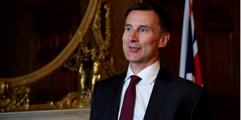 Общество: Министр иностранных дел Великобритании намерен побороться за пост премьера