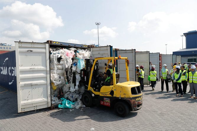 Общество: Малайзия отправит пластиковый мусор обратно в США, Канаду и Британию
