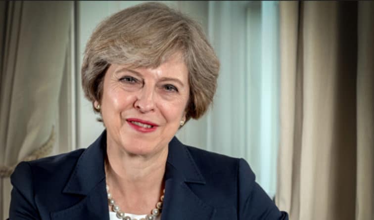 Политика: Министр обороны Великобритании был уволен из-за слов о болезни Терезы Мэй