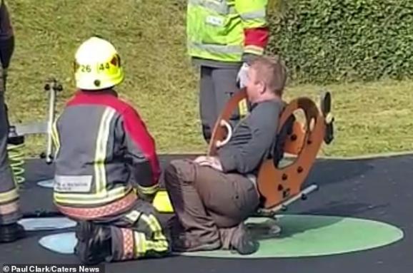 Общество: В Великобритании спасателям пришлось вытаскивать отца из детских качелей