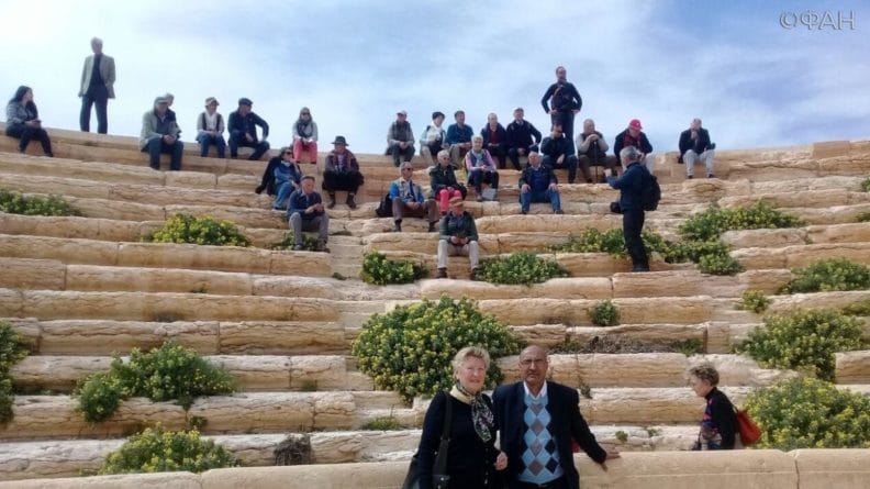 Общество: Группа иностранных туристов посетила восстановленную от разрушений Пальмиру