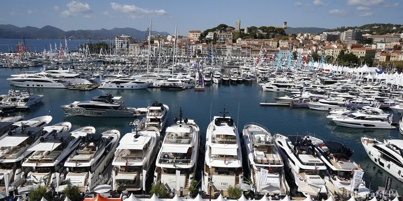 Общество: Яхта из Монако протаранила судно на якоре у берегов Канн