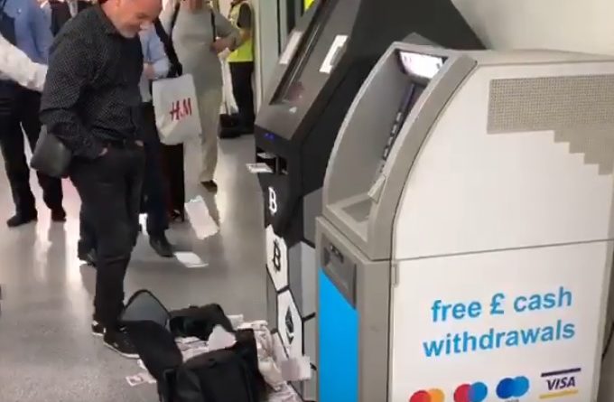 В Лондоне банкомат выбросил наружу всю наличность. ВИДЕО 12062019 Происшествия: В Лондоне банкомат выбросил наружу всю наличность. ВИДЕО