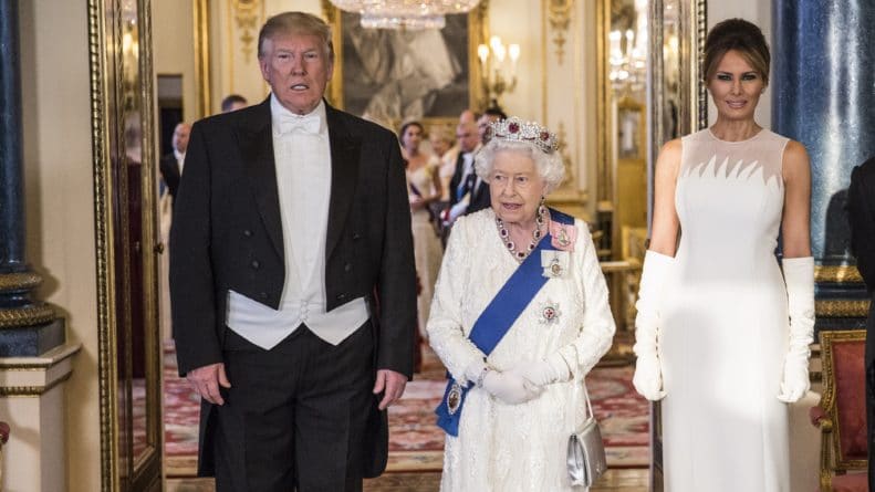 Общество: Леди в белом: Кейт Миддлтон, Елизавета II и Мелания Трамп пришли на ужин в роскошных платьях