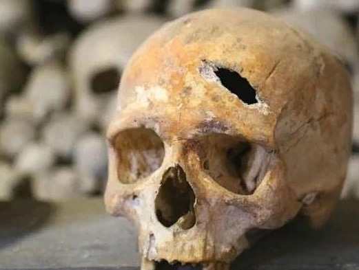 В таинственном склепе в Англии обнаружен проломленный 700-летний череп