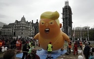 Общество: В Лондоне запустили в воздух надувного "малыша Трампа"