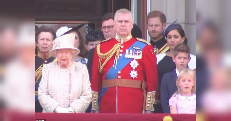 Общество: Принц Гарри сделал Меган Маркл «выговор» на балконе во время парада: в сеть попало видео
